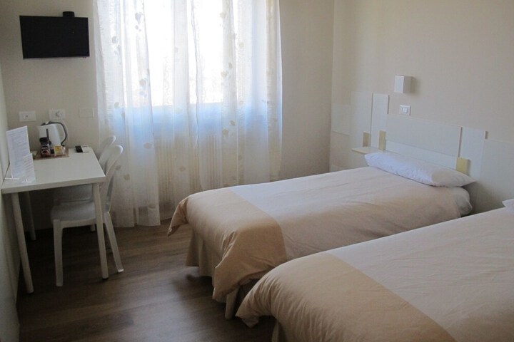 Room 7 of 33