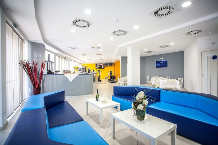 Entrance & Lobby