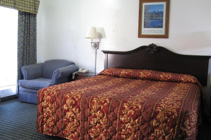 1 King Bed (3 of 7)