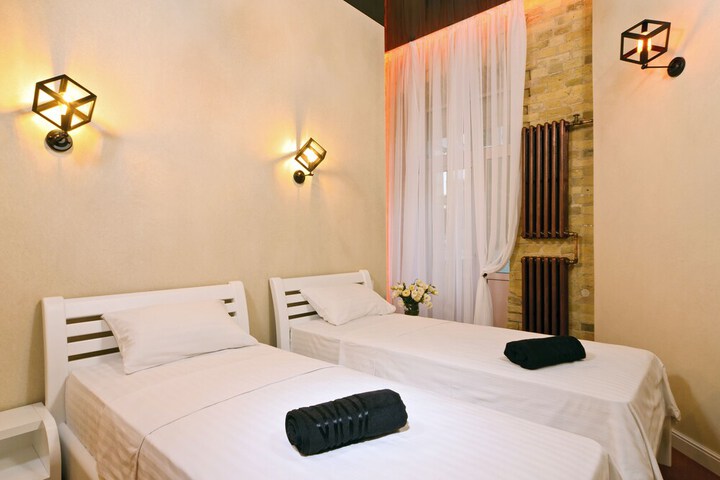 Room 2 of 33