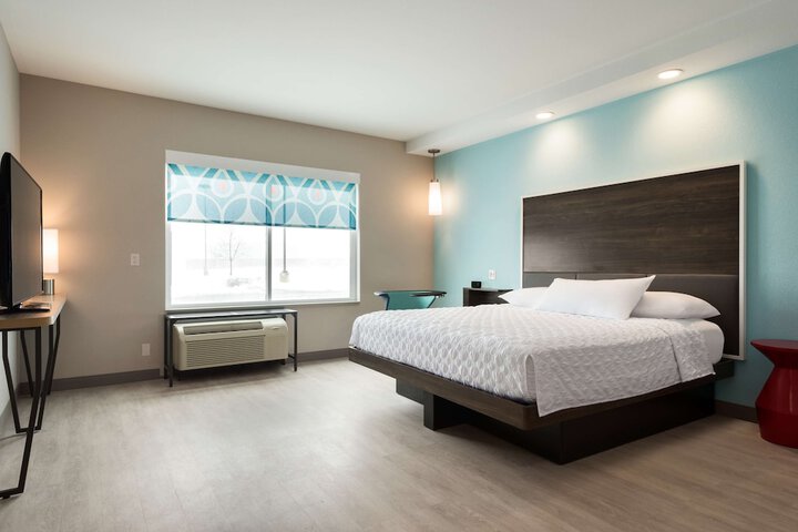 1 King Hearing Accessible Room with Bathtub (2 of 4)