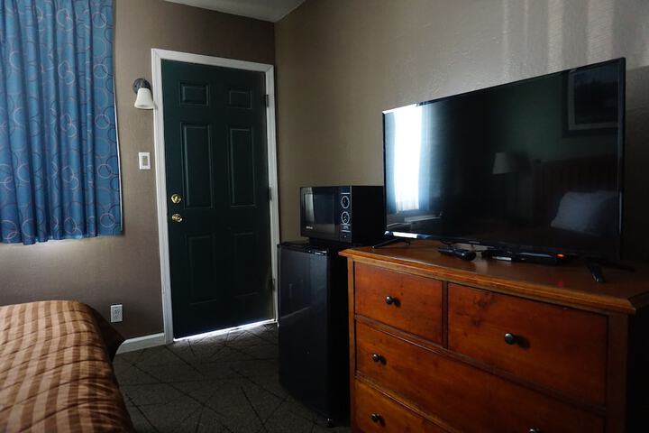 1 Queen Bed (11 of 18)
