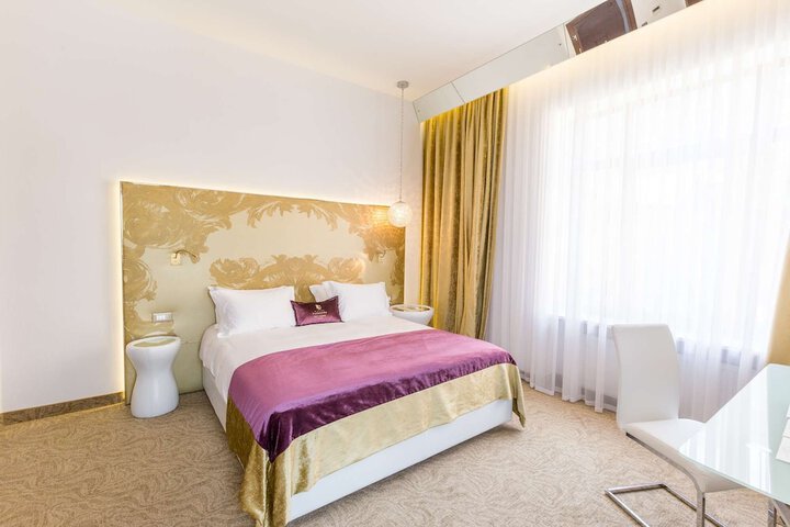 Room 12 of 105