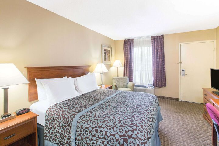 2 Queen Beds (2 of 5)