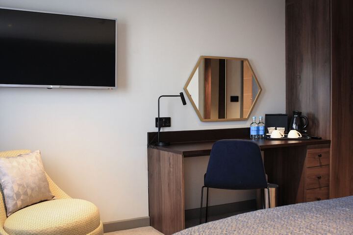 Room 17 of 38