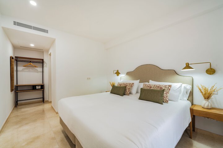 Room 3 of 65