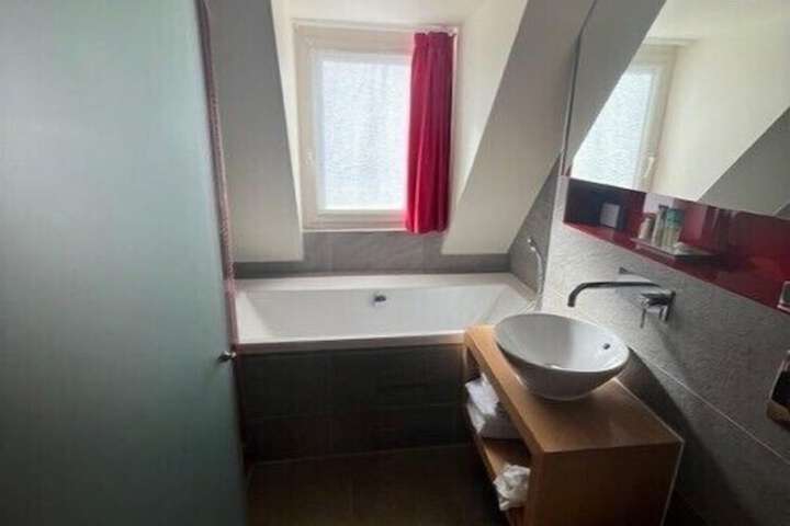 Room 70 of 79