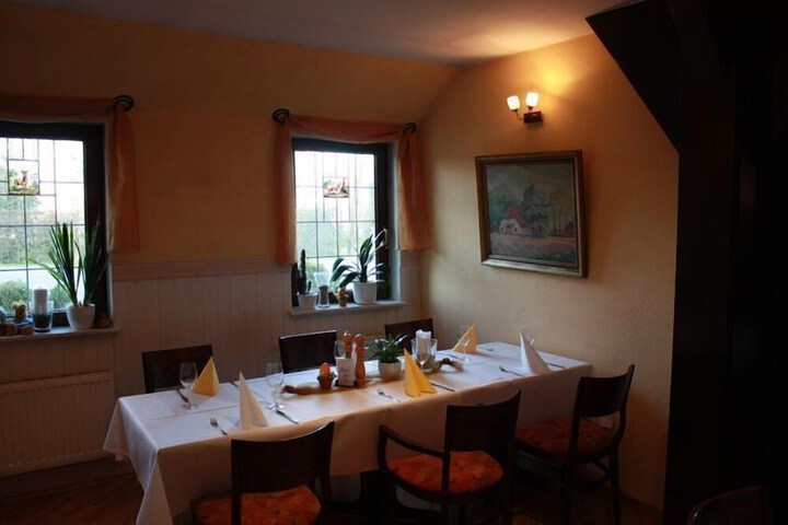 Dining 12 of 27