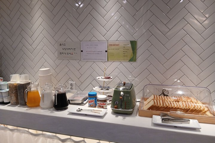 Breakfast/Coffee Service 33 of 40