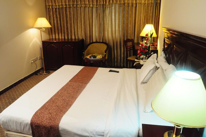 Room 9 of 33