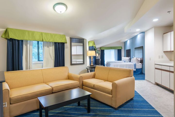 1 King Bed (6 of 10)