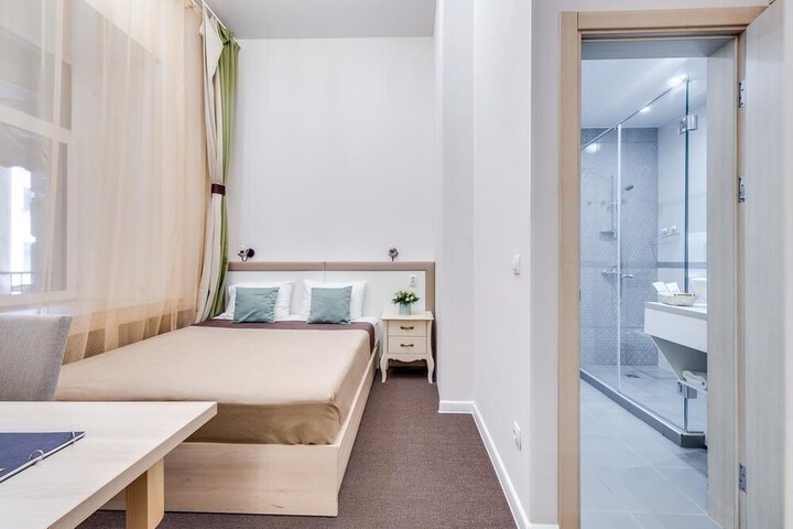 Room 7 of 16