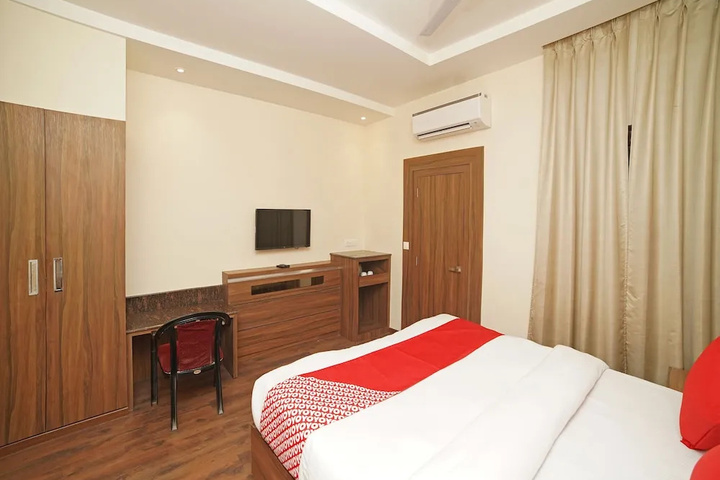 Room 6 of 16