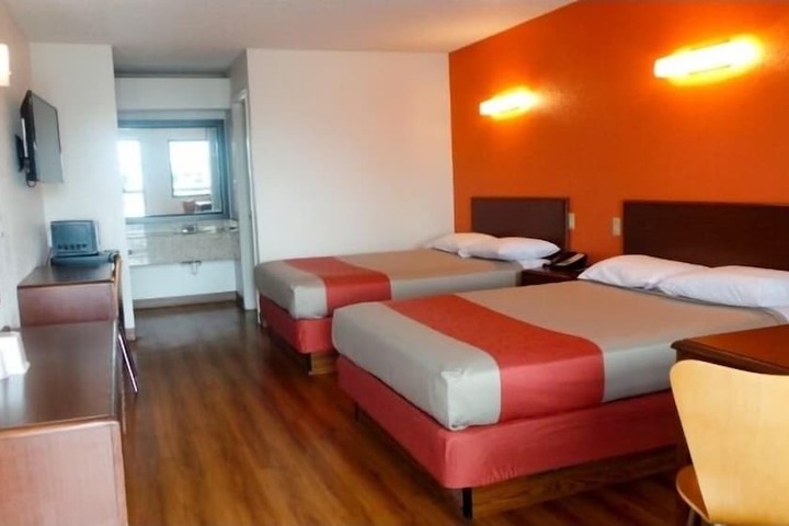 2 Queen Beds (1 of 9)