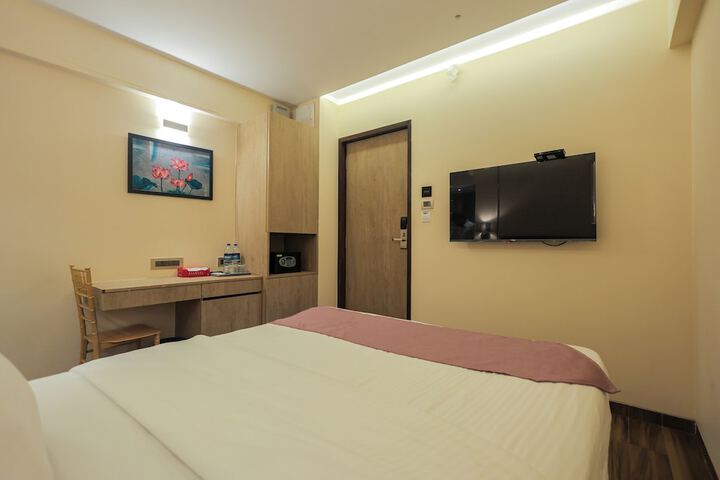 Room 4 of 8