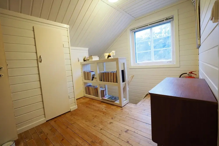 Room 9 of 13