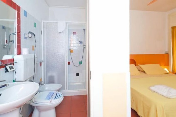 Room 9 of 27