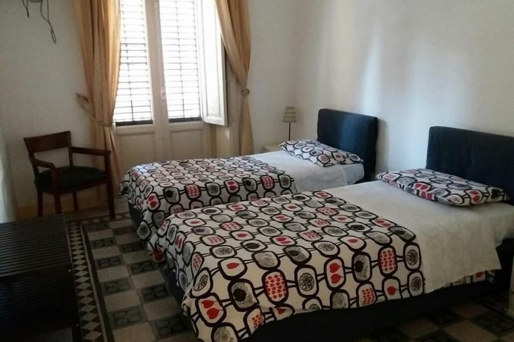 Room 10 of 27