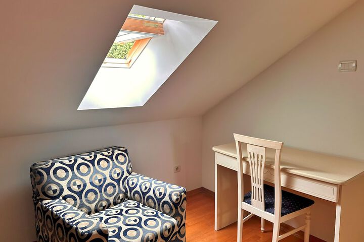 Room 18 of 193