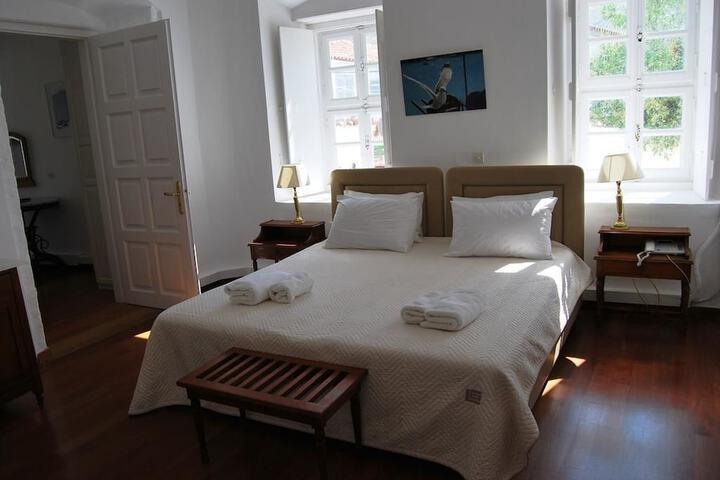 Room 4 of 91