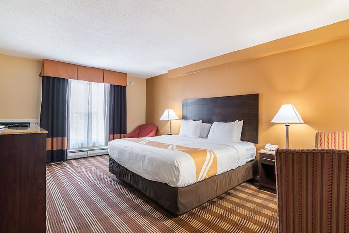1 King Bed (2 of 9)