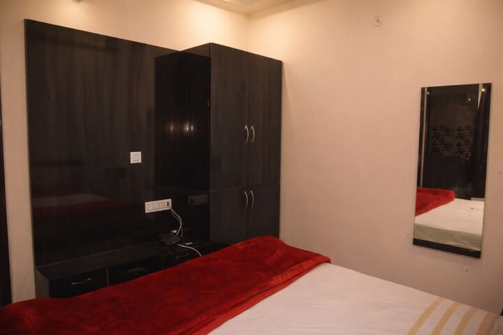 Room 5 of 16