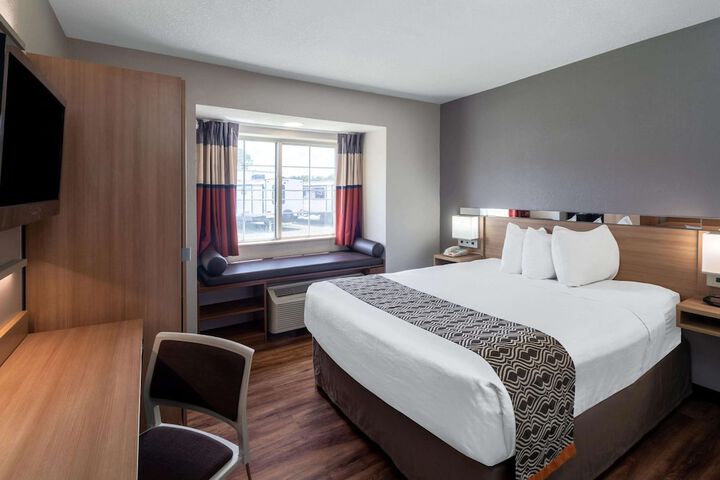 1 Queen Bed Accessible Room (6 of 11)