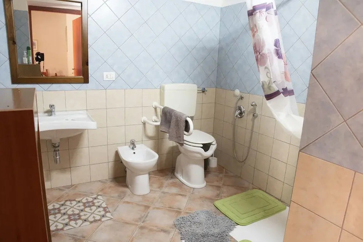 Room 6 of 13