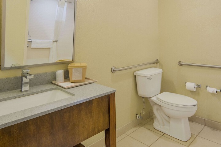 1 Queen Bed Accessible (2 of 26)