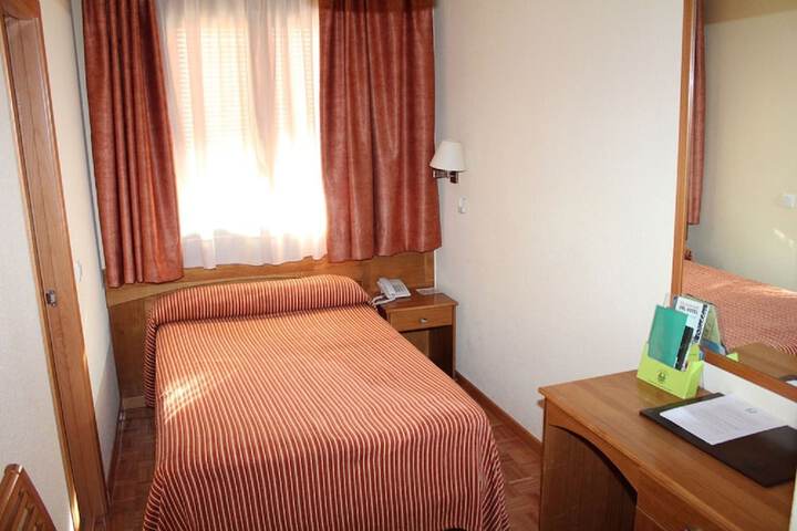 Room 6 of 28