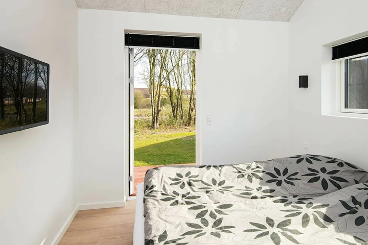 Room 4 of 16