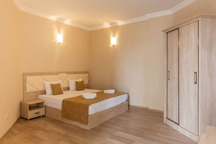 Room 4 of 7