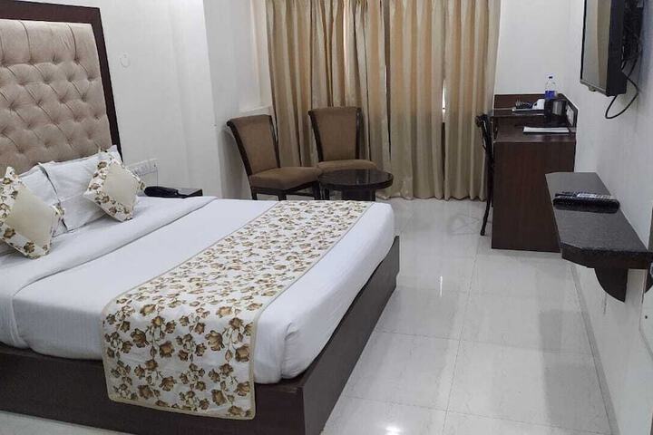 Room 4 of 12