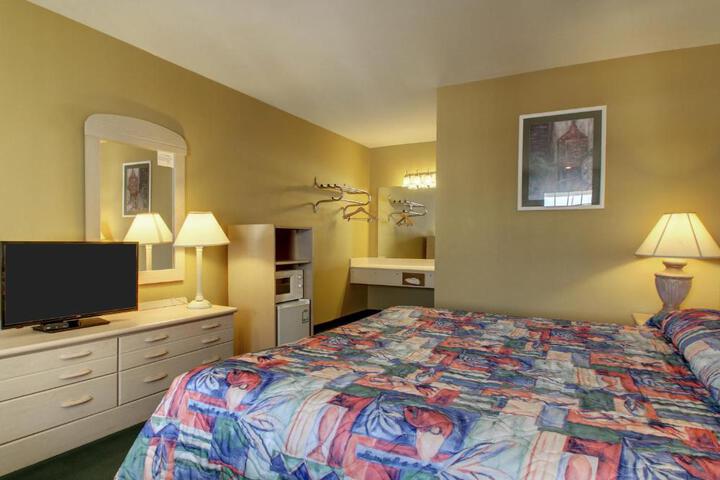 1 King Bed (10 of 11)