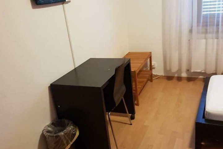 Room 4 of 8