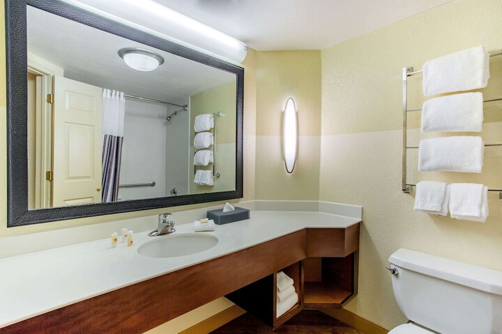 2 Double Beds (6 of 10)