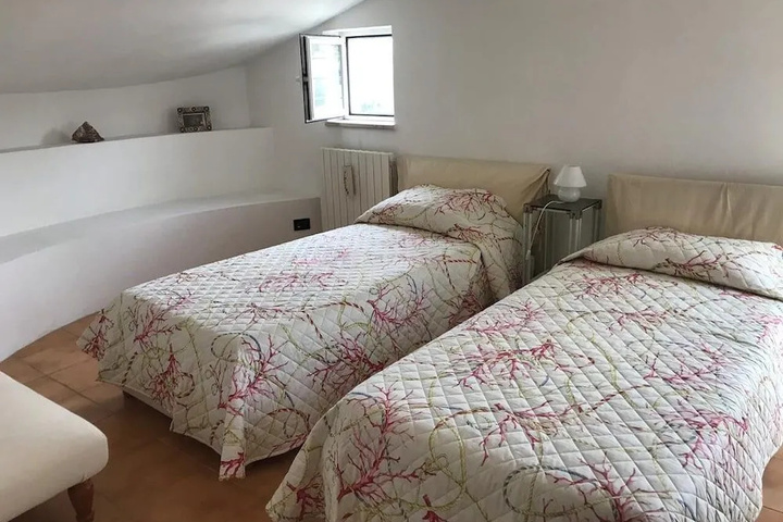 Room 4 of 16