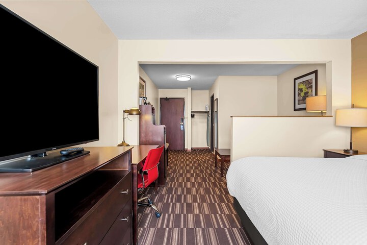 1 King Bed Microfridge High Speed Internet Full Breakfast (4 of 18)