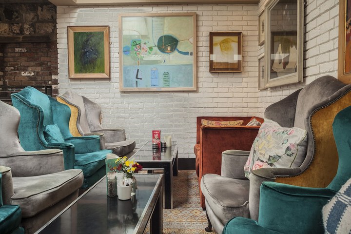 Lounge 34 of 59