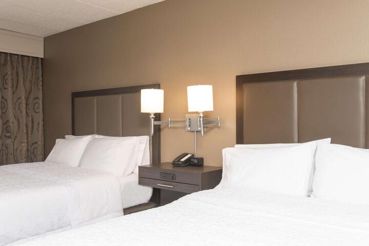 2 Queen Beds (7 of 9)