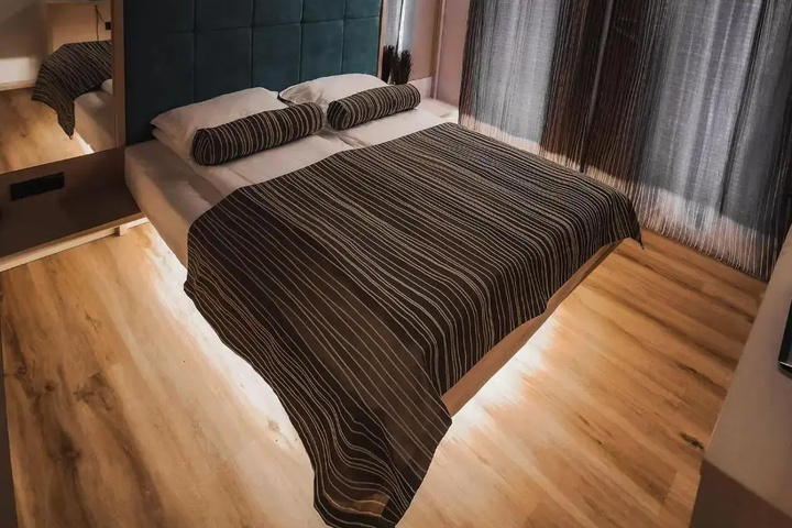 Room 4 of 12