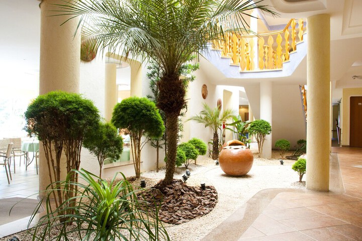 Ballroom/Hall 30 of 40