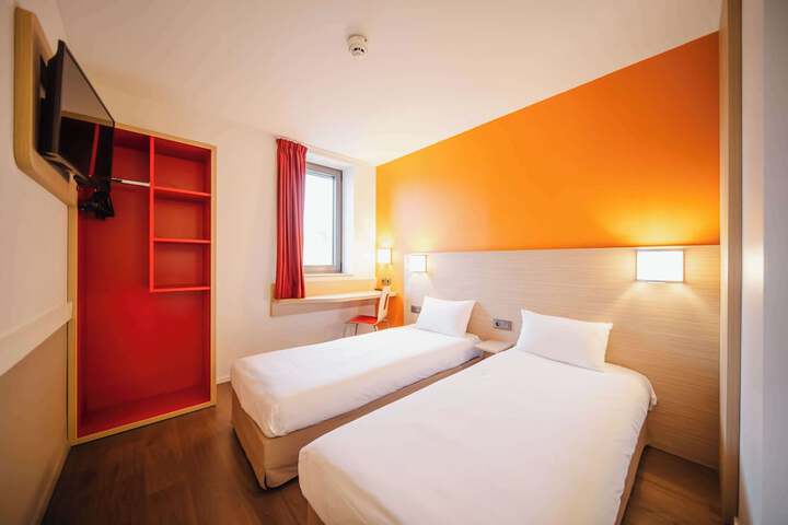 Room 32 of 84