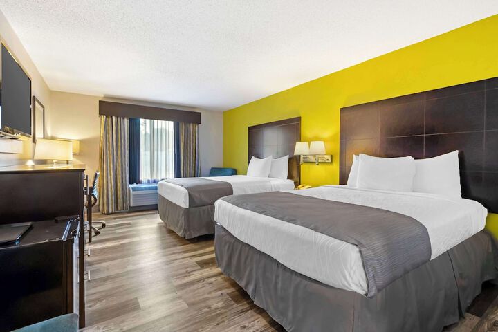 2 Queen Beds High Speed Internet Accessible Microwave and Refrigerator, Coffee Maker Iron and Ironing Board Hairdryer Full Breakfast (5 of 11)
