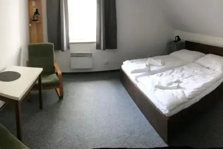 Room 4 of 12
