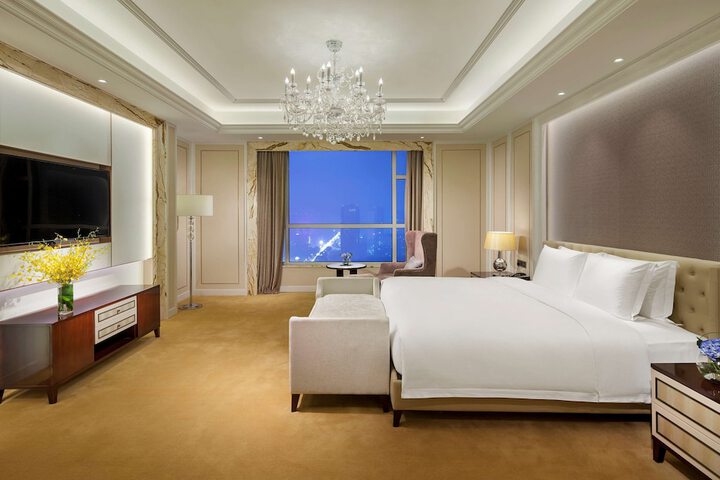 Room 13 of 70