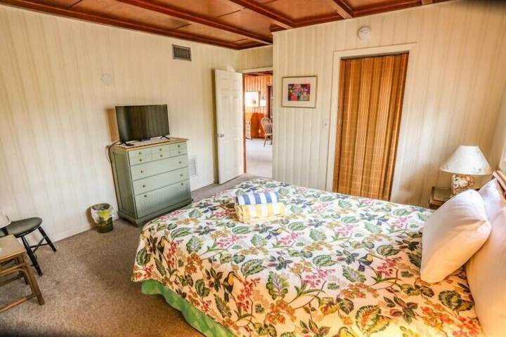 Room 6 of 18