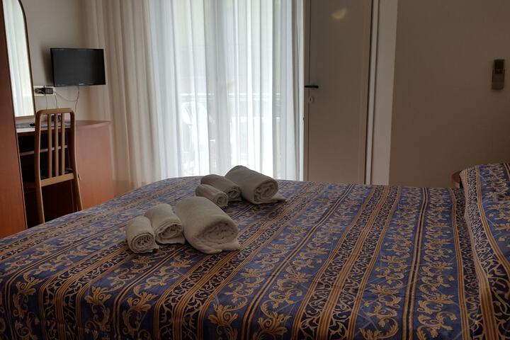 Room 6 of 57