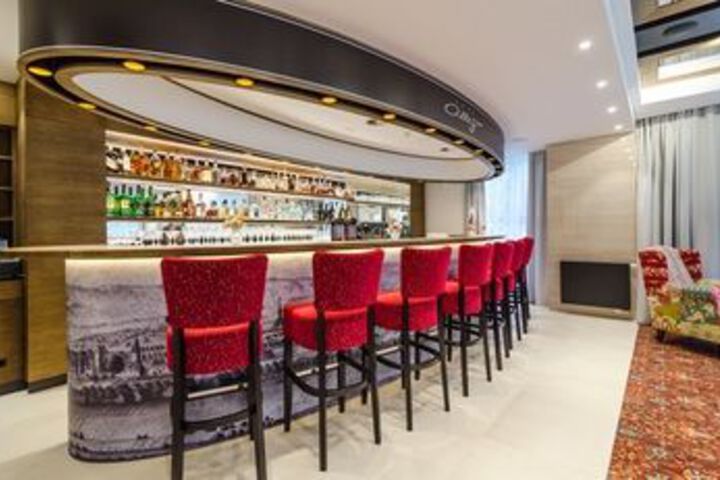 Lounge 41 of 67