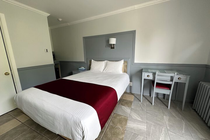 1 Queen Bed (8 of 29)